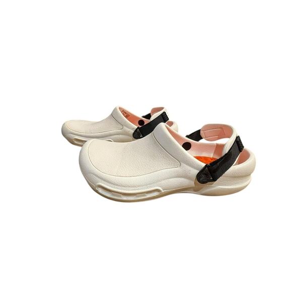 Crocs Men’s Size 5 and Womens Size 7 in White with Black Trim on Strap - Picture 3 of 6